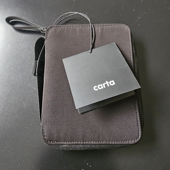 carta Everything Passport Holder - Picture 1 of 4